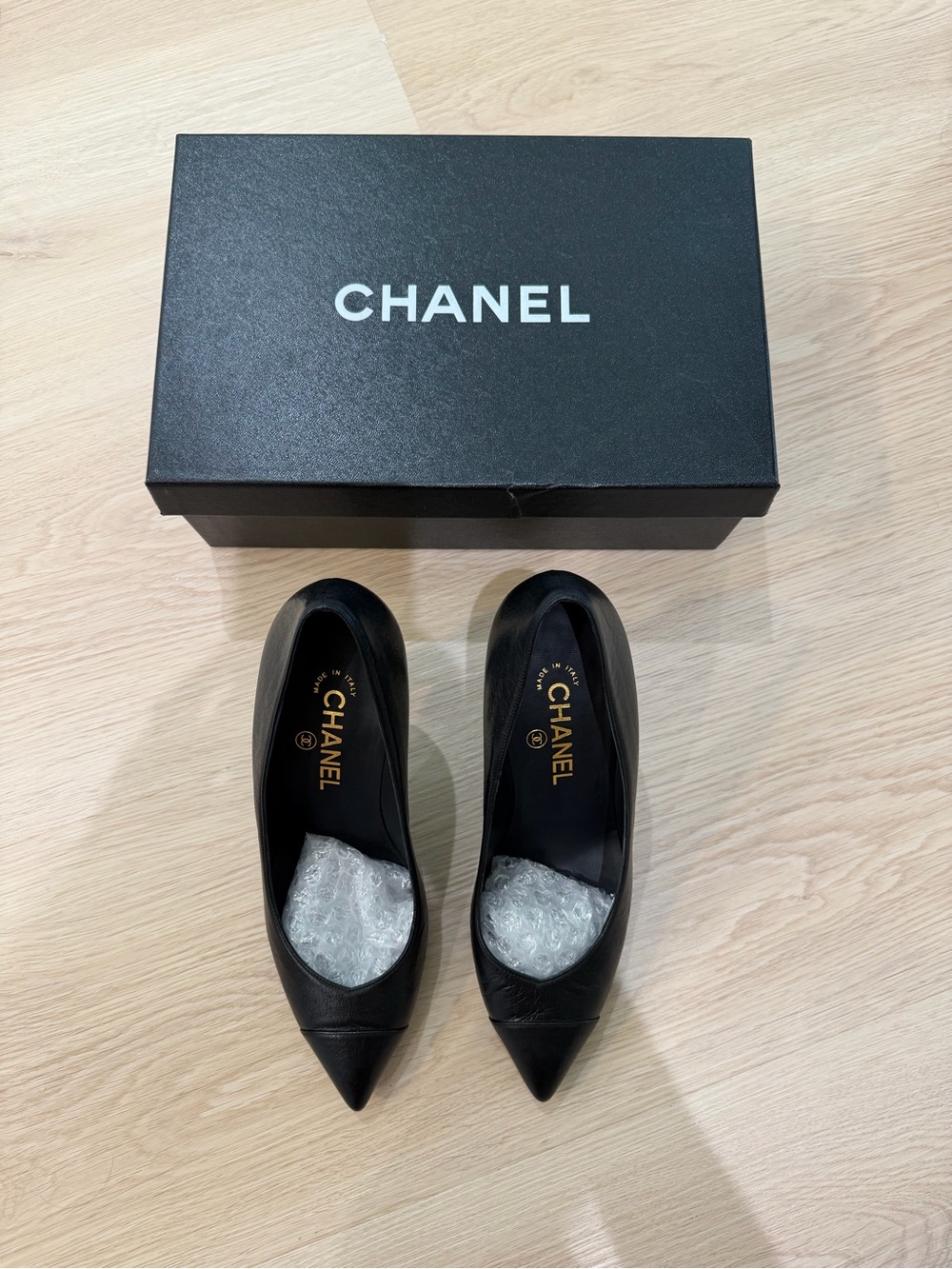 CHANEL Black Pointed-Toe Leather Pumps pearl 38